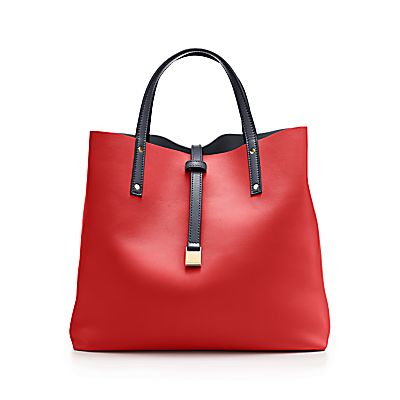 Reversible tote in smooth leather with detachable strap. More colors available.