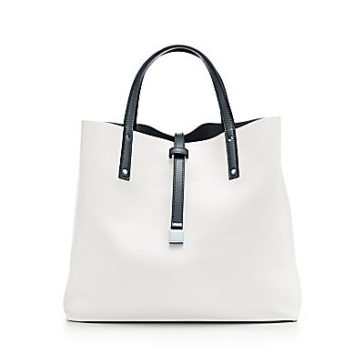 Reversible tote in smooth leather with detachable strap. More colors available.