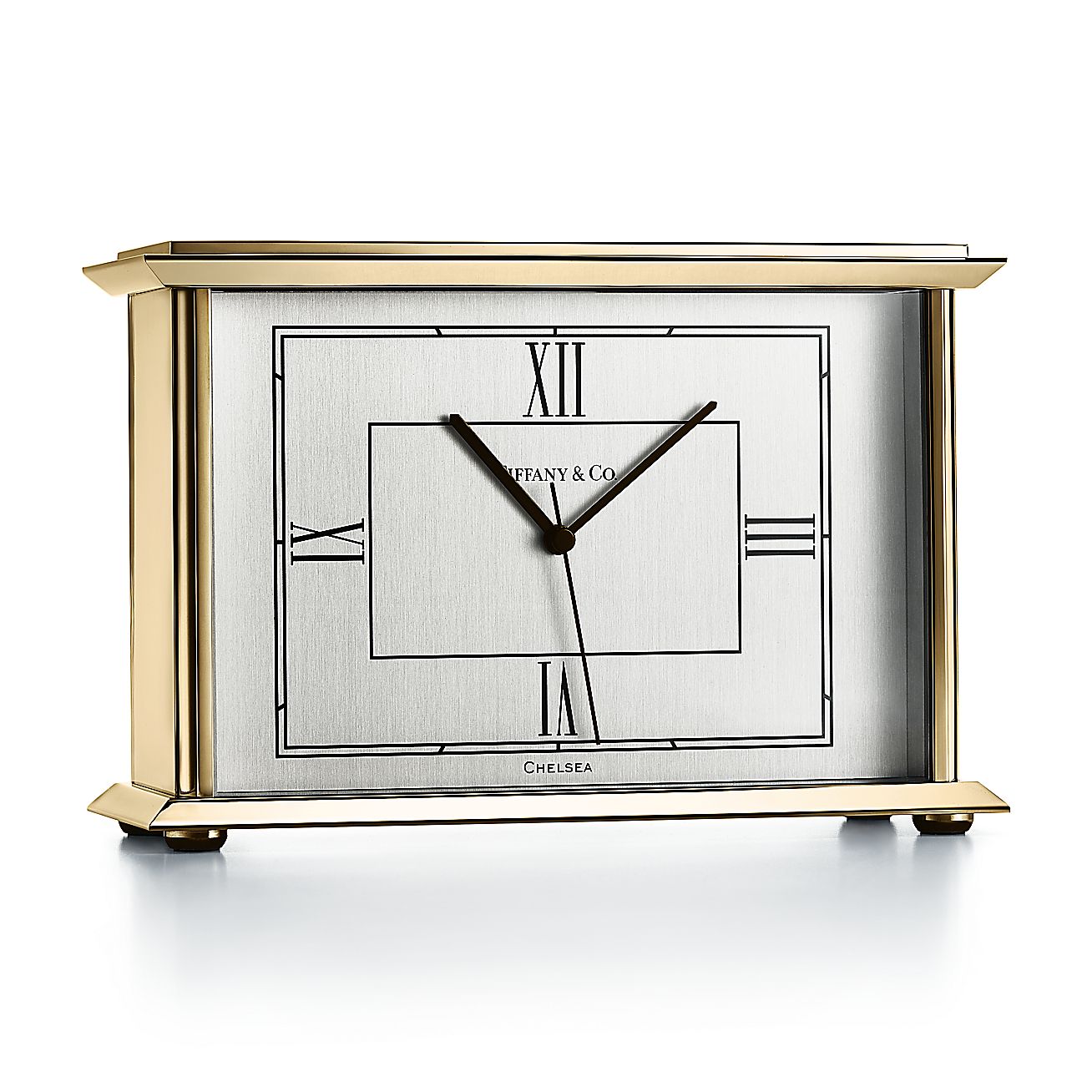 Chelsea mantel clock in brass. Tiffany & Co.