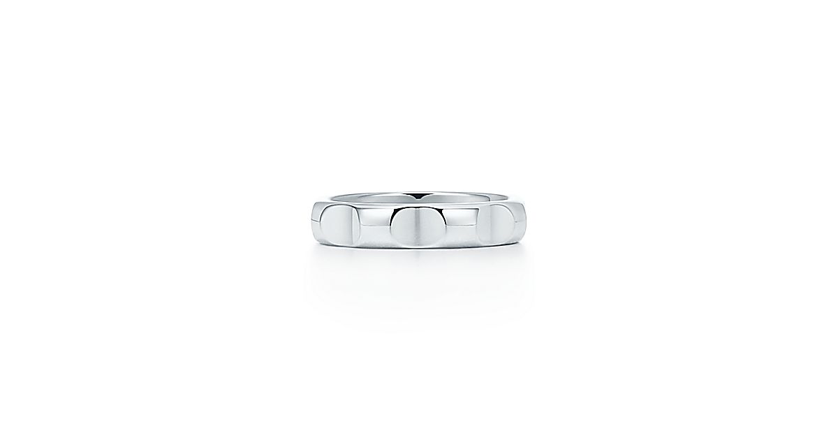 Paloma's Groove™ narrow ring in sterling silver, 4 mm wide. Tiffany & Co.