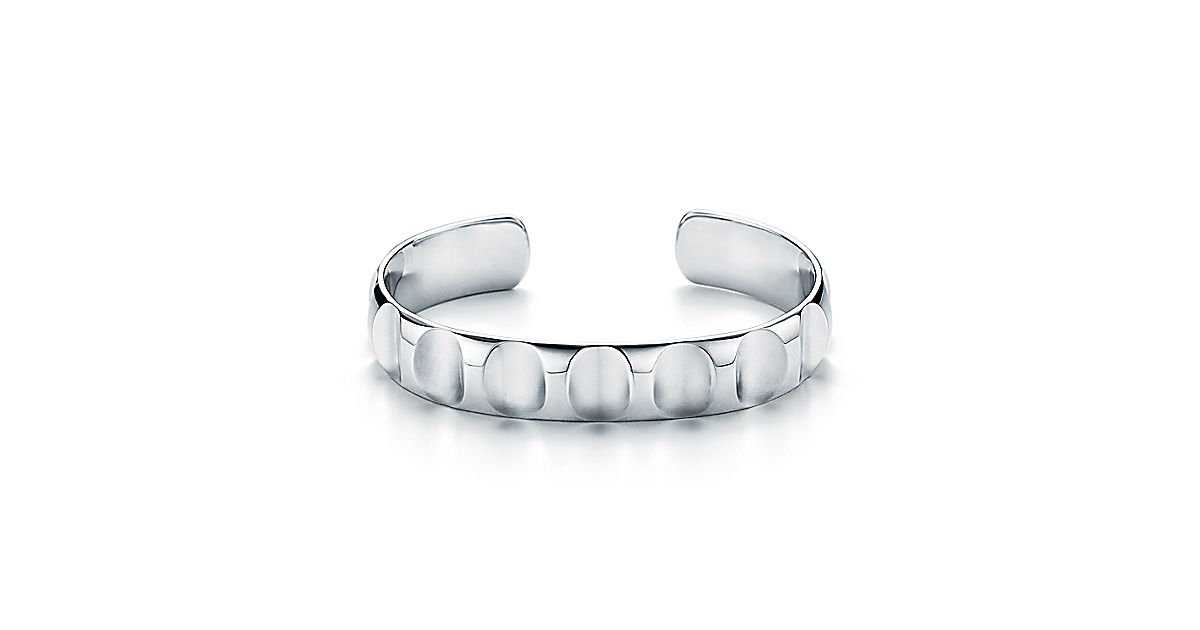 Paloma's Groove™ wide cuff in sterling silver, extra large. | Tiffany & Co.