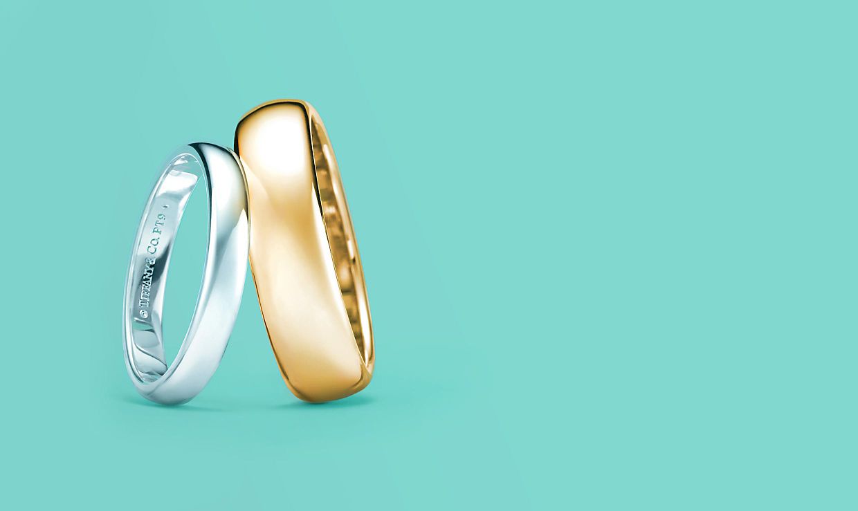 Tiffany Classic™ wedding band ring in 18k gold, 2 mm wide. Tiffany & Co.