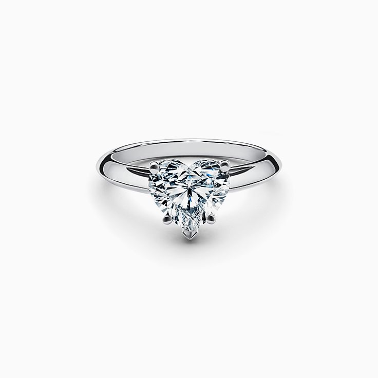 鉑金鑲心形鑽石訂婚戒指