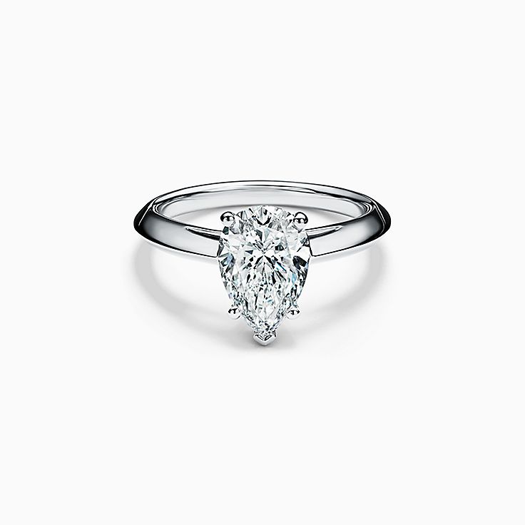 鉑金鑲梨形鑽石訂婚戒指