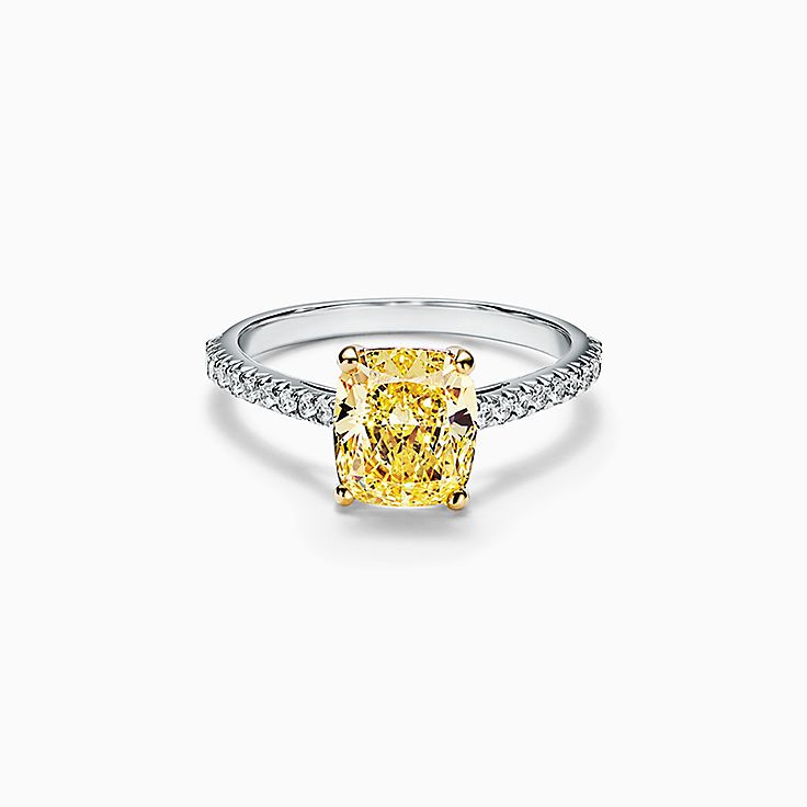 Anillo de compromiso Tiffany Novo® con diamante amarillo y argolla de pavé de diamantes en platino