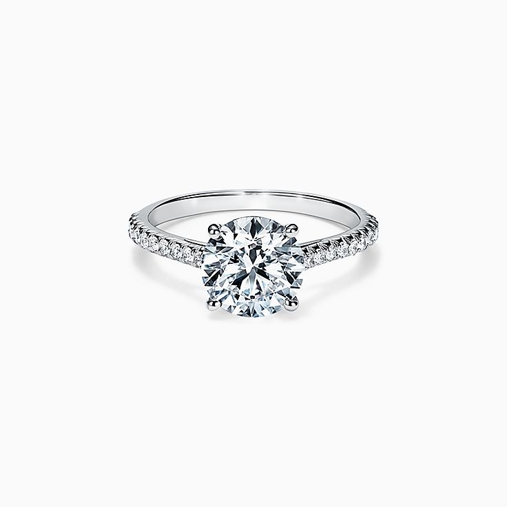 Anillo de compromiso Tiffany Novo® de corte brillante redondo con argolla de pavé de diamantes en platino