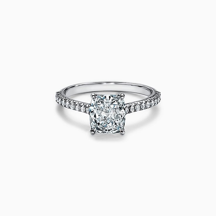 Anillo de compromiso Tiffany Novo® en corte de cojín con argolla de pavé de diamantes en platino