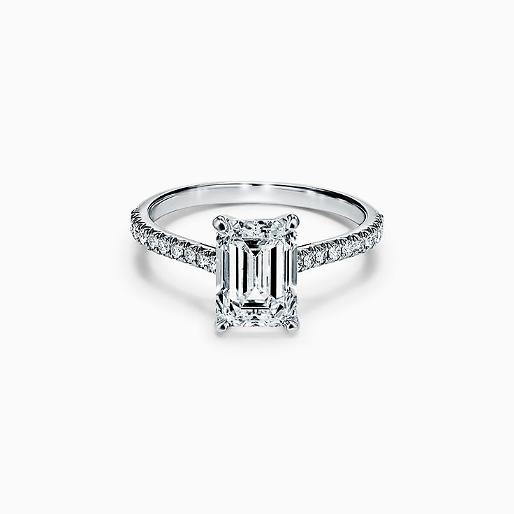 Anillo de compromiso Tiffany Novo® en corte esmeralda con argolla de pavé de diamantes en platino