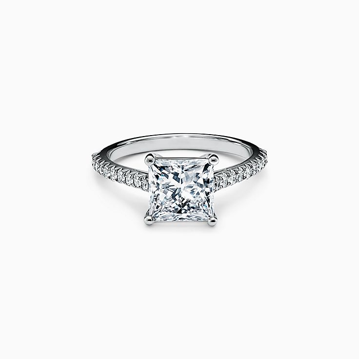Anillo de compromiso Tiffany Novo® en corte princesa con argolla de pavé de diamantes en platino