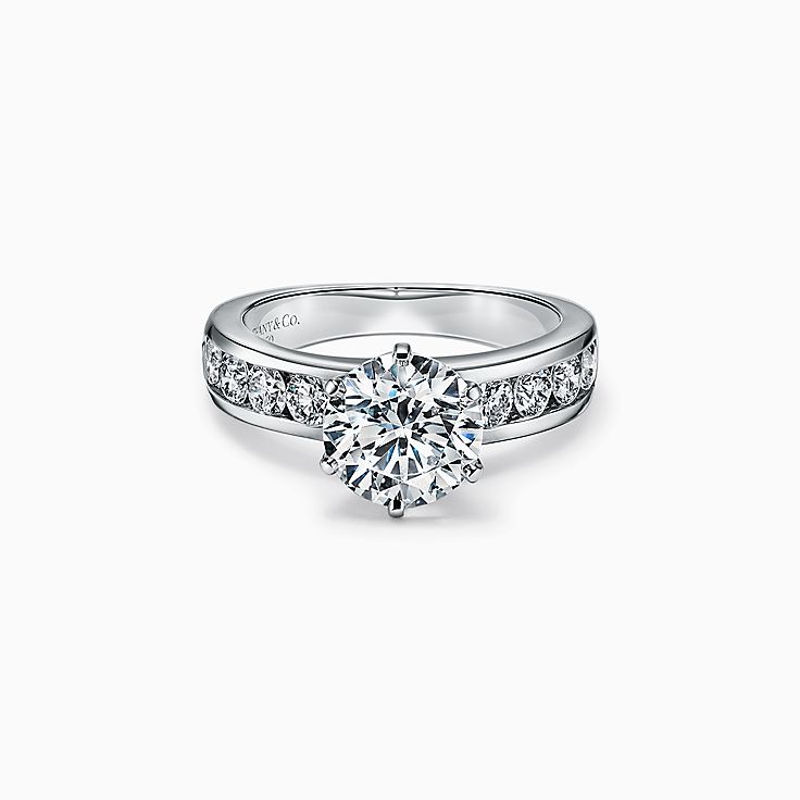 Anillo de compromiso Tiffany® Setting en platino con argolla de diamantes montados en riel