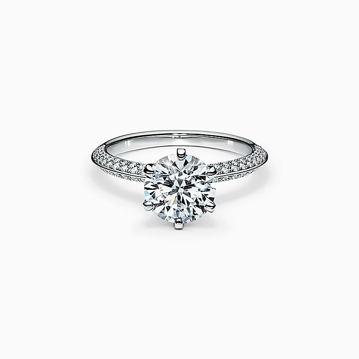 Anillo de compromiso Tiffany® Setting en platino con argolla de pavé de diamantes