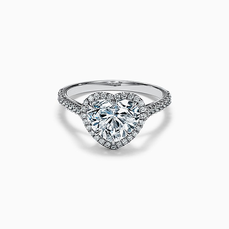 Anillo de compromiso Tiffany Soleste con aureola de corazón y argolla de diamantes en platino