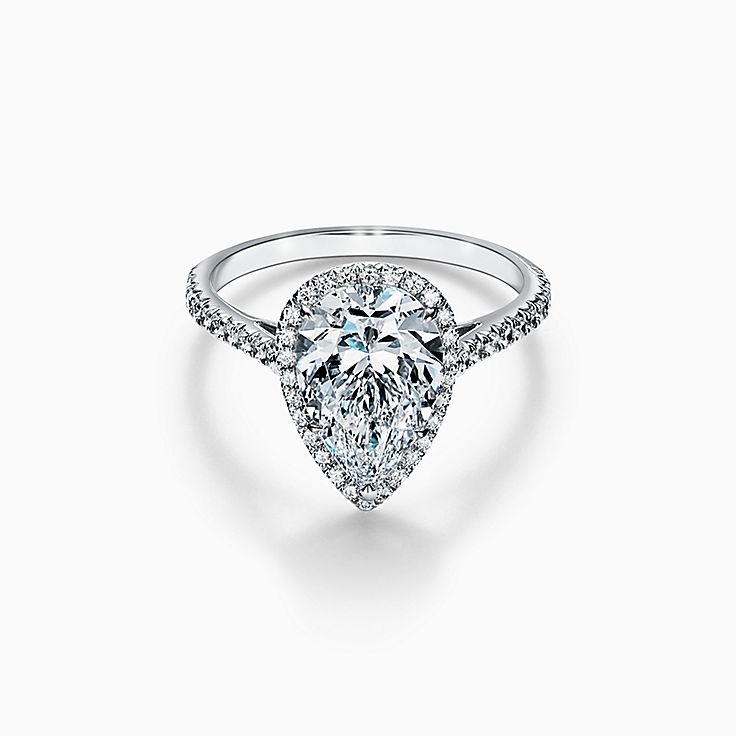 Anillo de compromiso Tiffany Soleste con aureola en forma de pera y argolla de diamantes en platino
