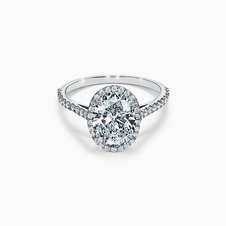 Anillo de compromiso Tiffany Soleste con aureola ovalada y argolla de diamantes en platino