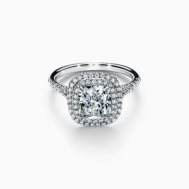 Anillo de compromiso Tiffany Soleste en corte de cojín con aureola doble y argolla de diamantes en platino