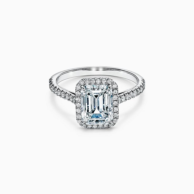 Anillo de compromiso Tiffany Soleste en corte esmeralda con aureola y argolla de diamantes en platino