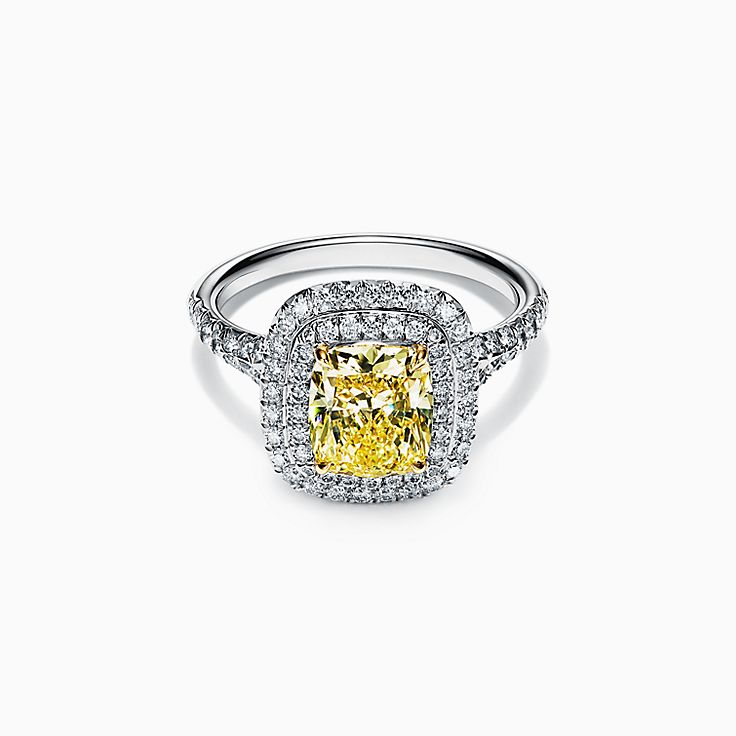 Anillo de compromiso Tiffany Soleste en platino con aureola de diamantes amarillos en corte de cojín