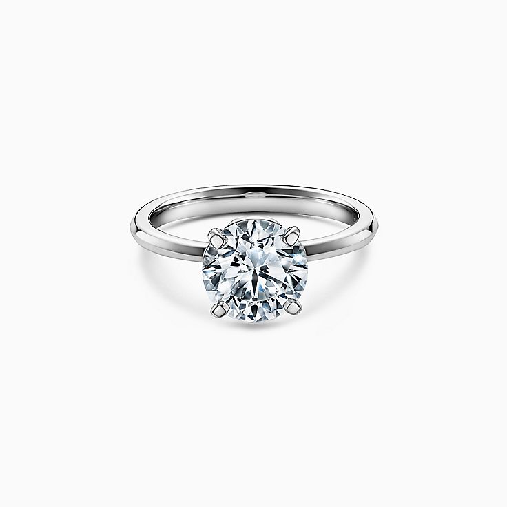 Anillo de compromiso Tiffany True™ con un diamante de corte brillante redondo y argolla en platino con diamantes