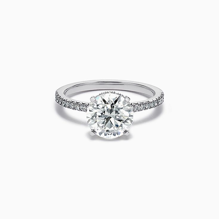 Anillo de compromiso Tiffany True™ con un diamante de corte brillante redondo y argolla en platino con diamantes
