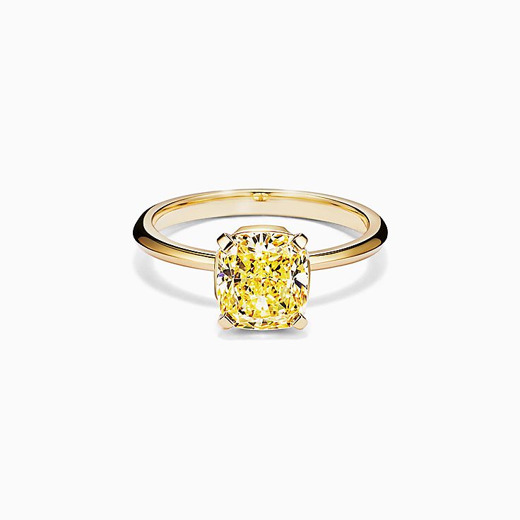 Anillo de compromiso Tiffany True en oro amarillo de 18k con un diamante amarillo en corte de cojín