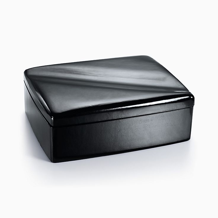 Elsa Peretti® Wave jewelry box in black leather. | Tiffany & Co.