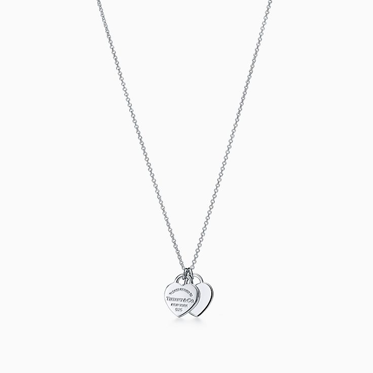 Return to Tiffany™:Colgante con dos insignias de corazón