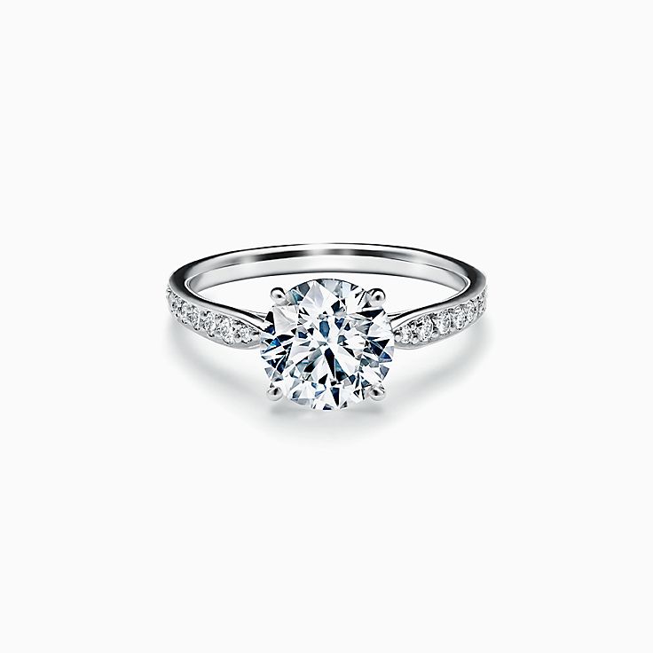 Tiffany Harmony™ 配鑽石鉑金環的圓形明亮式鑽石訂婚戒指