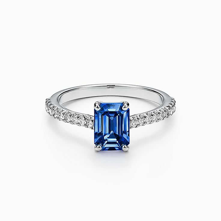 Tiffany Novo™：祖母綠式切割藍寶石戒指