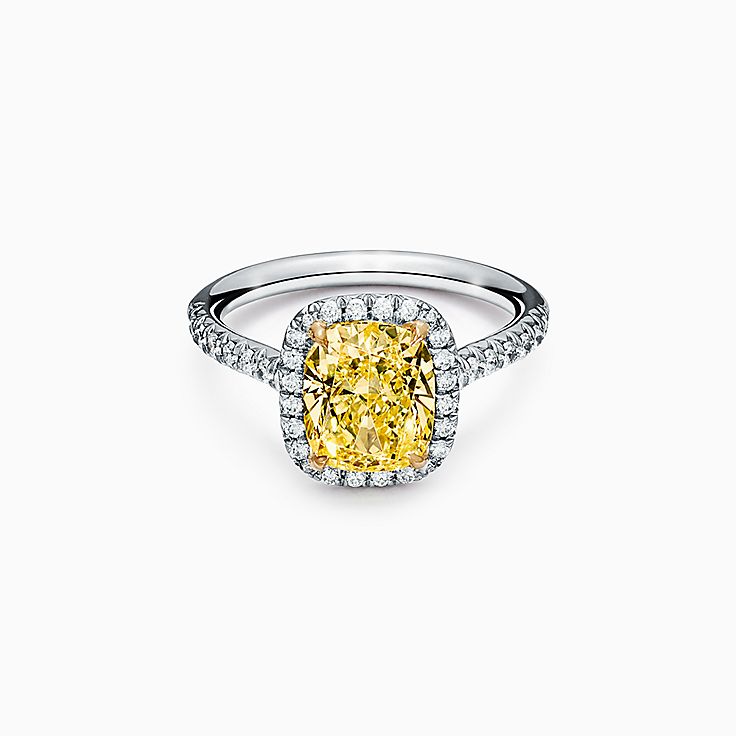 Tiffany Soleste 配鑽石鉑金環的枕形切割鑽石雙光環訂婚戒指