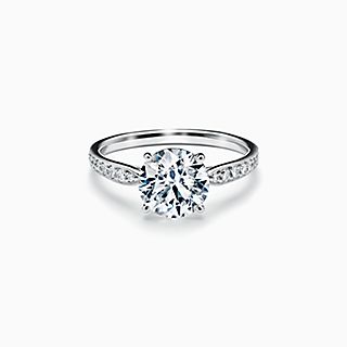 Anillo de compromiso Tiffany Harmony™ de corte brillante redondo con argolla de diamantes en platino