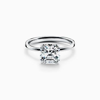 Anillo de compromiso Tiffany True en platino con un diamante Tiffany True