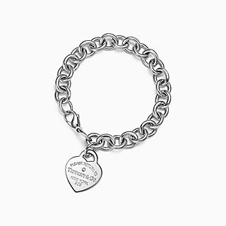 Brazalete Return to Tiffany™:Placa de corazón, plata fina y un diamante, mediano