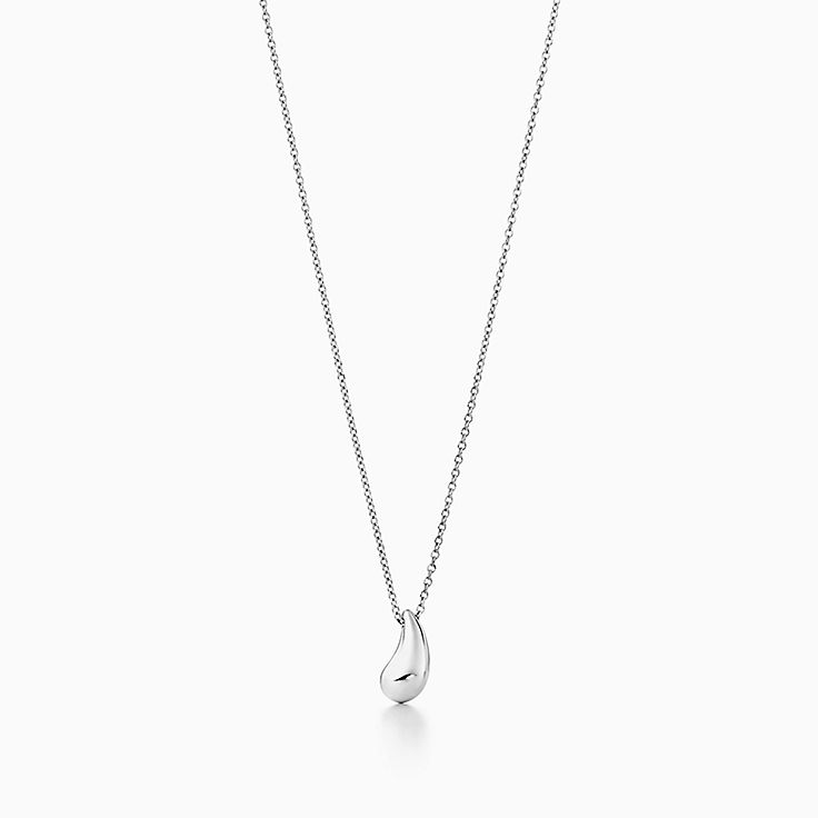 Elsa Peretti® Teardrop pendant in sterling silver. | Tiffany & Co.