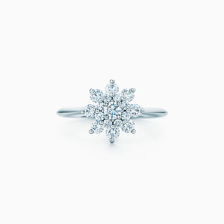 Flower ring with diamonds in platinum 