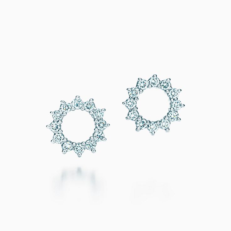 Open circle earrings of diamonds in 