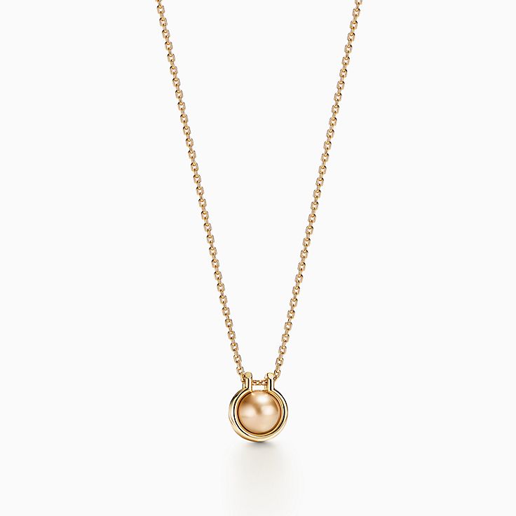 DIAMOND AND MOTHER OF PEARL CIRCLE PENDANT