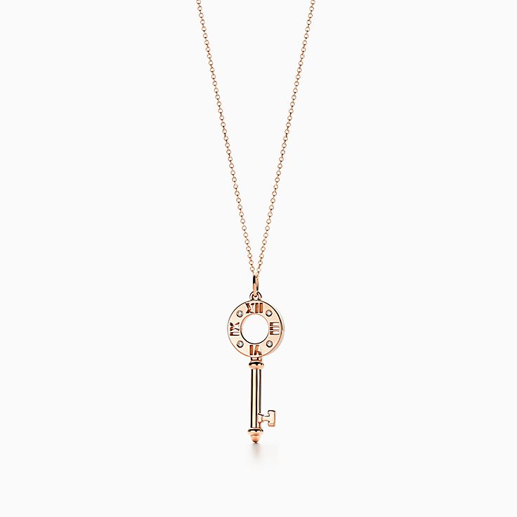 Подвески atlas. Atlas кулон Тиффани 750 золото. Ключ Atlas Tiffany. Tiffany Mini Atlas Pendant Gold. Подвески на браслет Tiffany атлас.