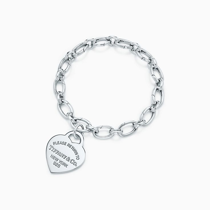 Charm en forma corazón Return to Tiffany™ en plata esterlina, en una pulsera. Tiffany Co.