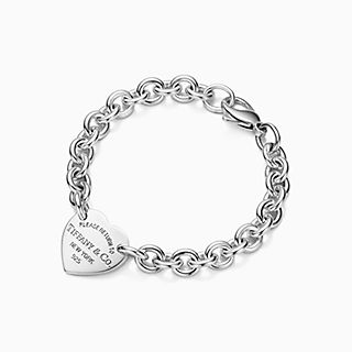 Return to Tiffany™:Brazalete con placa estilo corazón