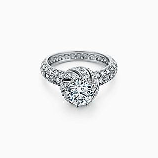 Tiffany & Co. Schlumberger 配鑽石鉑金環的圓形明亮式鑽石花蕾訂婚戒指