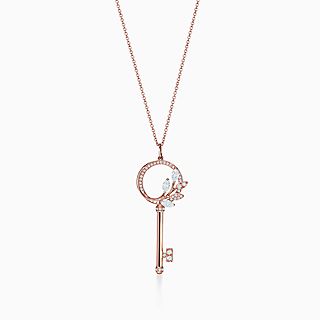 Tiffany Keys Tiffany Victoria™:18K玫瑰金鑲鑽石藤蔓圓形鑰匙