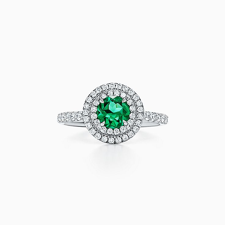 Anillo Tiffany Soleste en platino con diamantes esmeralda. | Tiffany & Co.