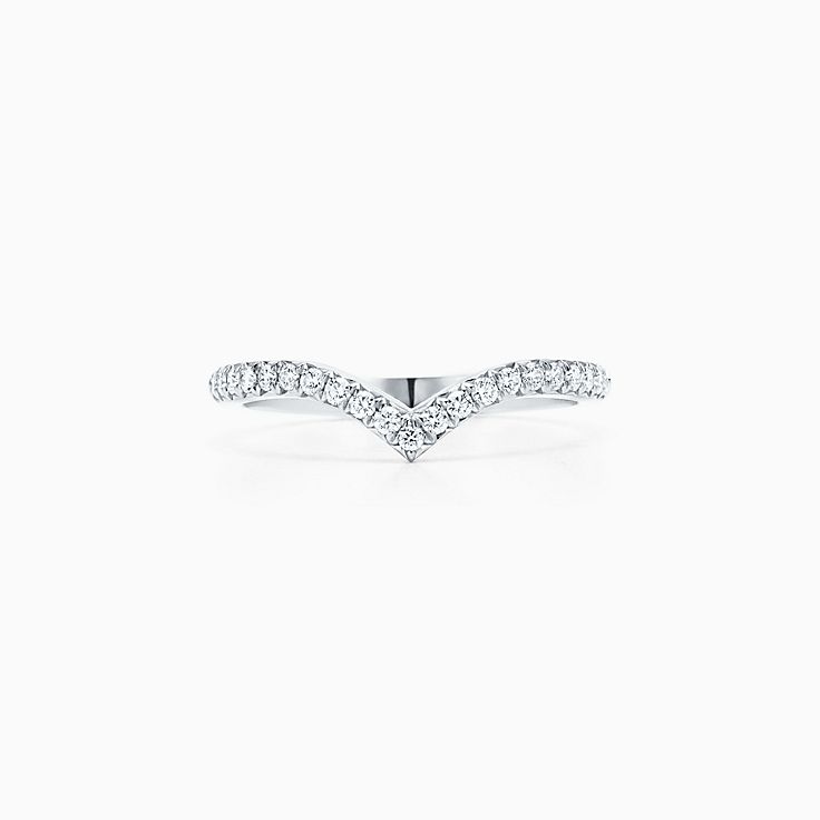 Anillo en V en platino con diamantes. | Tiffany & Co.