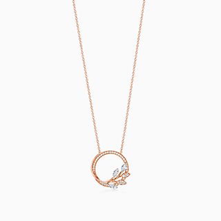 Tiffany Victoria™:18K玫瑰金鑲鑽石藤蔓圓形鏈墜