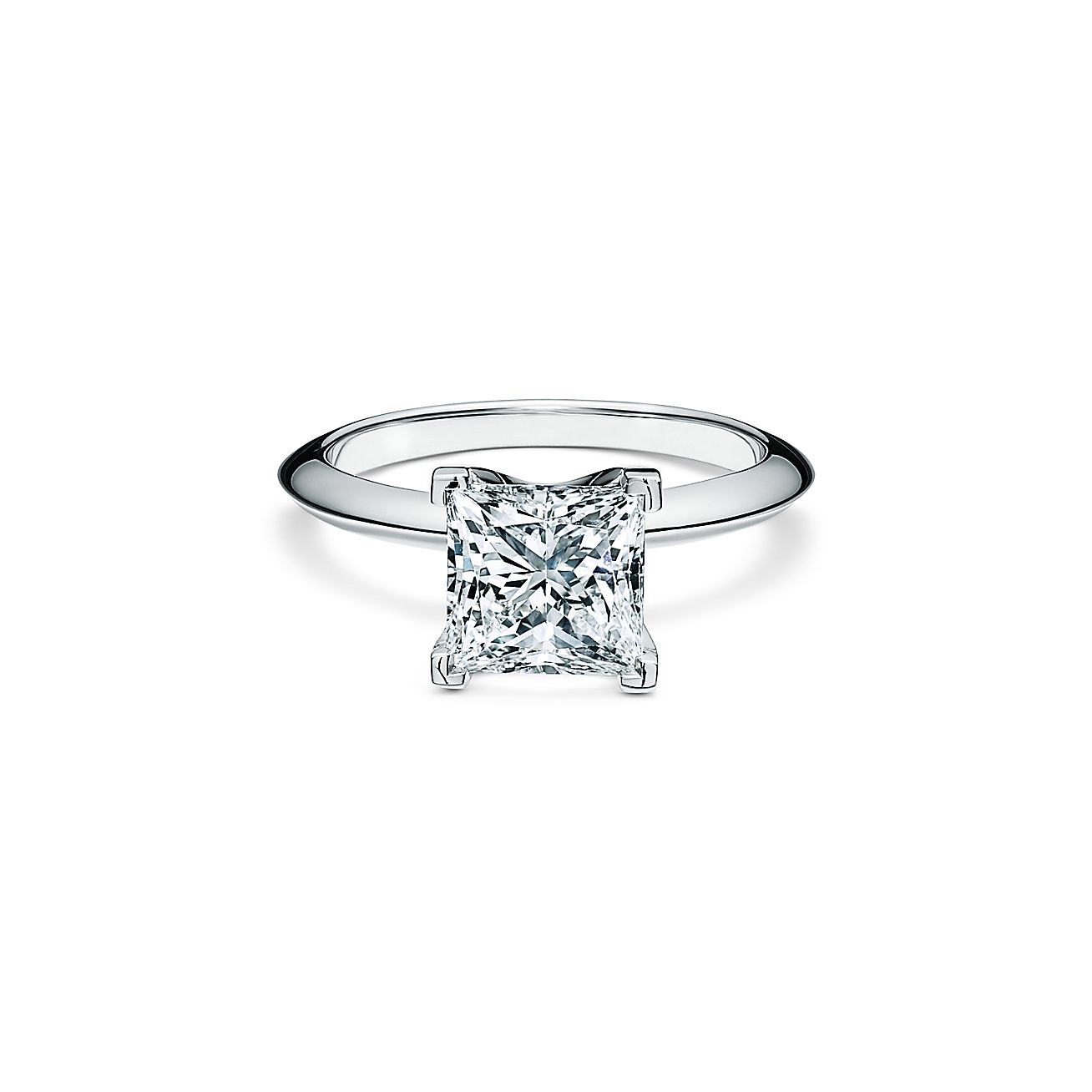 Anillo de compromiso en platino con diamante en princesa: un clásico. | Tiffany & Co.