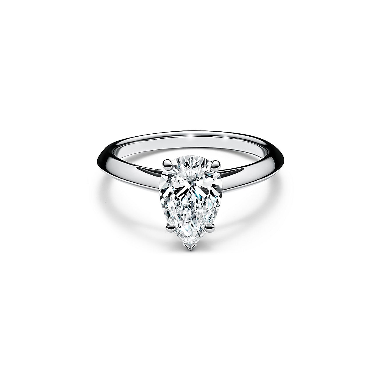 Anillo de compromiso en platino con diamantes en forma de pera