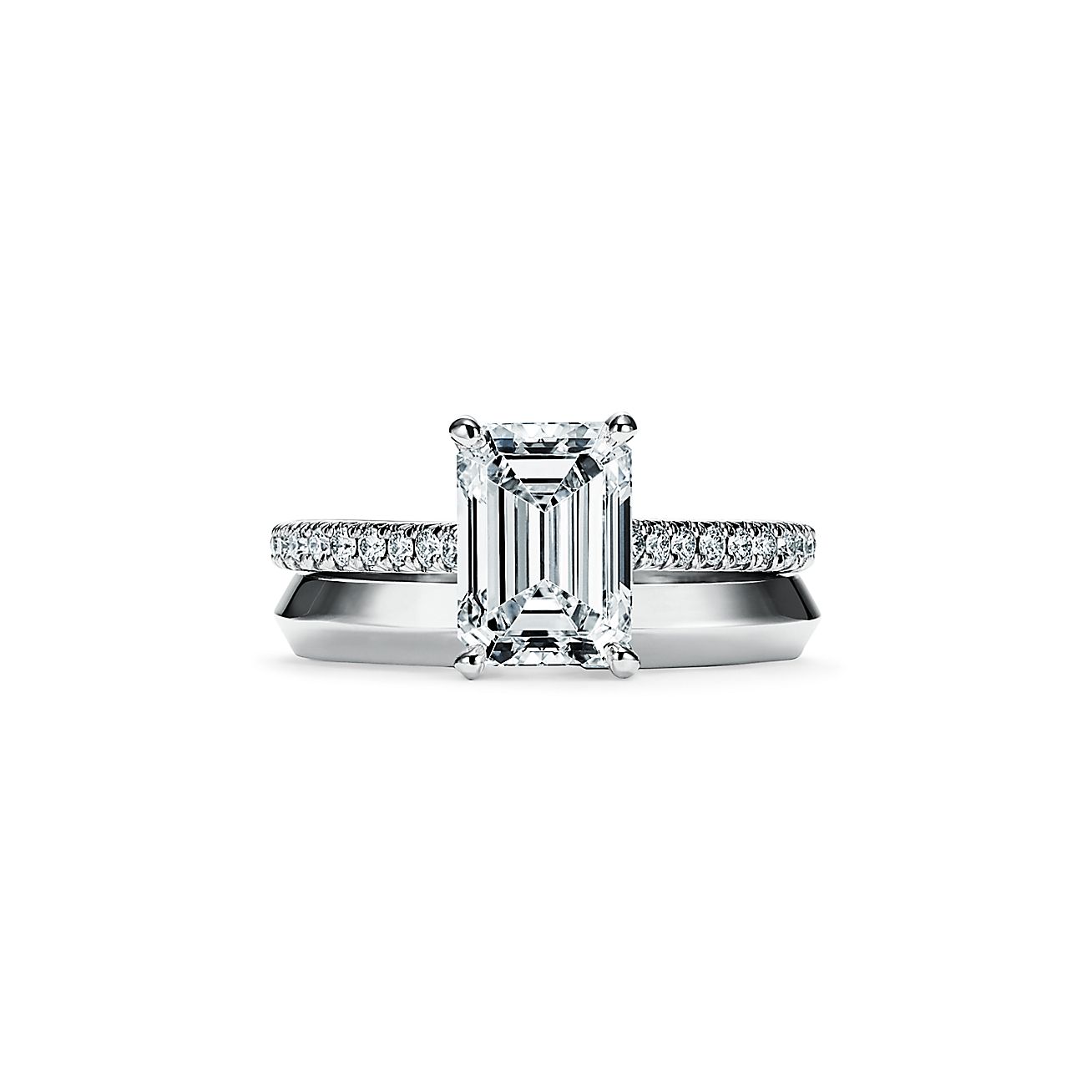 Anillo de compromiso Tiffany con alianza en platino con pavé de diamantes en esmeralda