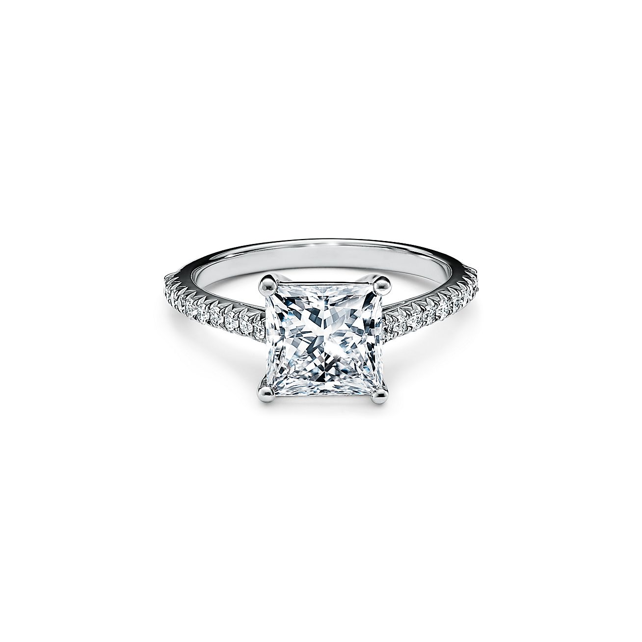 Chillido tono Para llevar Anillo de compromiso Tiffany Novo® en corte princesa con argolla de pavé de  diamantes en platino