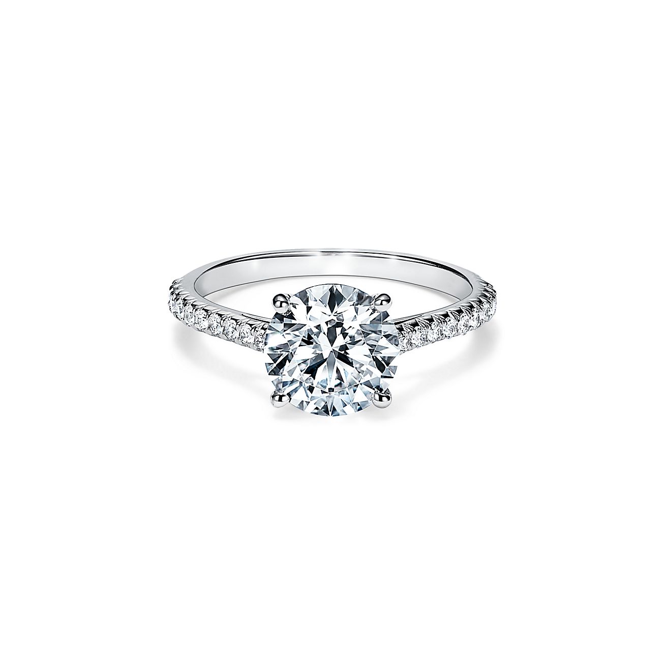 Anillo de compromiso Tiffany Novo® redondo con en platino con diamantes en pavé