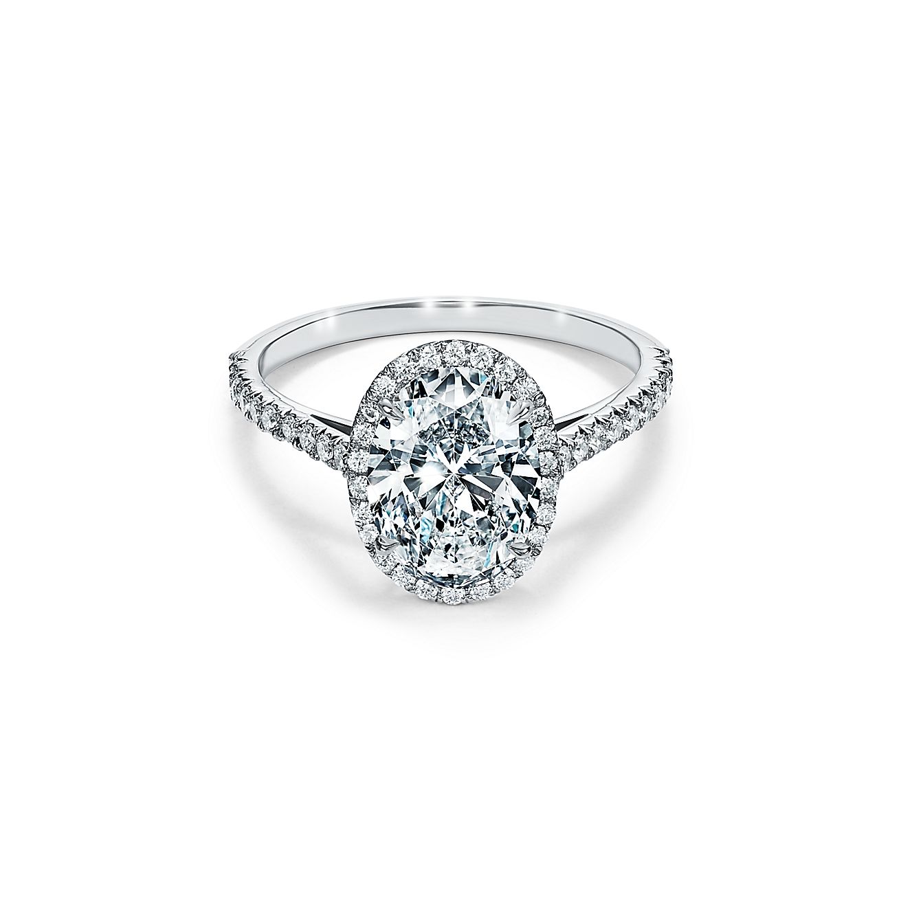 Enjuiciar Escalera Célula somatica Anillo de compromiso Tiffany Soleste con alianza en platino con diamantes  con halo ovalado